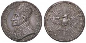 MEDAGLIE - PAPALI - Innocenzo XI (1676-1689) - Medaglia 1676 A. I - Per il possesso del Laterano Miselli 93a RR AG Opus: Hamerani Ø 29 Segnetto al D/ ...