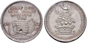 Altdeutsche Münzen und Medaillen. Brandenburg-Preußen. Friedrich II. 1740-1786 
Silbermedaille 1762 unsigniert, auf den Frieden von Hamburg zwischen ...