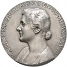 Thematische Medaillen. Medailleure. Bernhart, Josef (1883-1967). 
Einseitige Silbergussmedaille 1938. Auf die Münchenerin Marianne Seidl. Deren Brust...