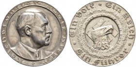 Deutsche Münzen und Medaillen ab 1871. Drittes Reich. 
Mattierte Silbermedaille 1933 von F. Beyer, auf die Ereignisse des Jahres. Büste Hitlers nach ...