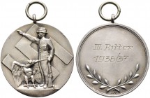 Deutsche Münzen und Medaillen ab 1871. Drittes Reich. 
Tragbare, silberne Prämienmedaille o.J. (1936/37) unsigniert. Schützenprämie für den 3. Platz....