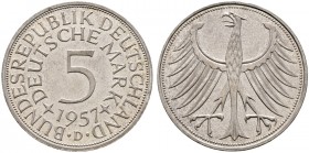 Deutsche Münzen und Medaillen ab 1871. Bundesrepublik Deutschland. 
5 Deutsche Mark 1957 D. J. 387. Auflage: 100 Exemplare
selten, leichte Tönung, P...