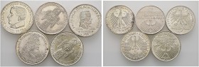 Deutsche Münzen und Medaillen ab 1871. Bundesrepublik Deutschland. 
Lot (5 Stücke): 5 DM-Gedenkmünzen 1952 Germanisches Museum (2x), 1955 Schiller un...
