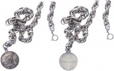 Ag - Uhrkette, o. Jahr
1 Silberanhänger (Jagdjeton - Maria Zell) an alter Silberkette. 64,47g
