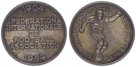 Silbermedaille, 1954
Schweiz. 50 Jahre Intern. Fußball Vereinigung, Dm 33,5 mm.. 15,11g
vz/stgl