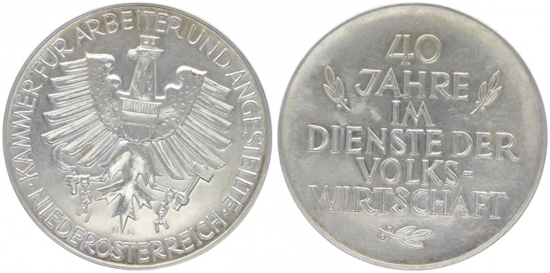 Silbermedaille, o. Jahr
auf die Verdienste für 40 Jahre Dienst, Kammer für Arbei...