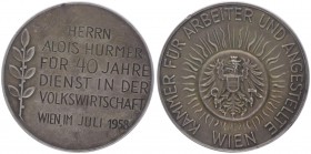 Silbermedaille, 1958
auf die Verdienste für 40 Jahre Dienst in der Wirtschaft, für Alois Hurmer.. Wien
82,95g
vz