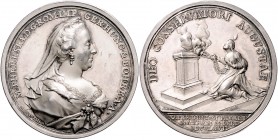RDR - Österreich Maria Theresia 1740-1780 Silbermedaille 1767 (v. Wideman) auf ihre Genesung von den Pocken Brett. 1565. Pf. & Ruland 376. 
46,7mm 34...