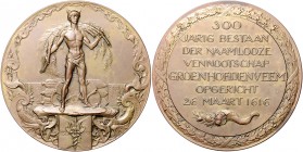 Niederlande Wilhelmina 1890-1948 Bronzemedaille 1916 (v. J.C. Wienecke) auf das 300-jährige Bestehen der Aktiengesellschaft Groenhoedenveem 
65,3mm 1...