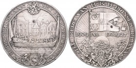 Niederlande Wilhelmina 1890-1948 Silbermedaille 1927 (versilbert?) (v. van Goor) auf die Volljährigkeit von Prinzessin Juliana 
Rf./Sf., kl. Fleck, 6...
