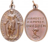 Medaillen von Karl Goetz Bronzemedaille o.J. Handelskammer Dresden FÜR TREUE IN DER ARBEIT Kien. 97/2. Slg. Bö. 5313. 
24x32mm 10,7g mit Öse und Ring...