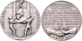Medaillen von Karl Goetz Silbermedaille 1921 mattiert Auf zur Arbeit - Dienet der Arbeit, Variante mit Datum '18. Januar 1871' an der Wand, i.Rd: BAYE...