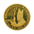 * Vatikan, Johannes Paul II., Goldmedaille 1985, unsigniert, auf seinen Besuch in Liechtenstein. Brustbild l. mit Mitra, Stab // Wappenschild von Liec...