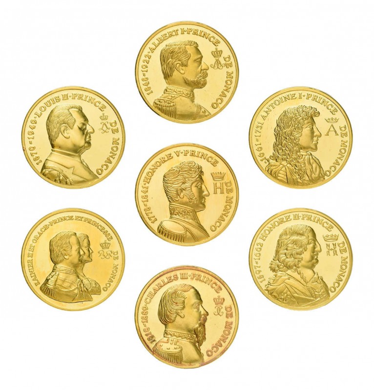 * 7 Goldmedaillen Monaco mit Herrscherportrait im Holzetui.Zusammen ca. 80,5 g.f...