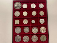 * Partie Schweizer Silbergeld und Silbermedaillen untergebracht in 2 Münzalben sowie 1 Lindner Tablar. Dabei u.a. 5 Franken 1874, 3 x 5 Franken 1952, ...