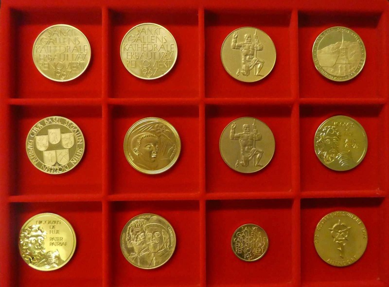 * 12 Goldmedaillen Schweiz. Zusammen ca. 269,7 g.f.