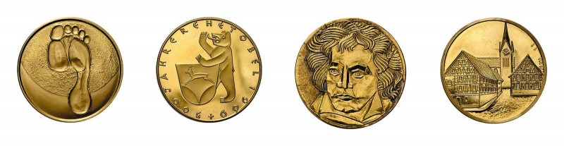 * 35 Goldmedaillen zu unterschiedlichen Anlässen geprägt. Zusammen ca. 668 g.f....