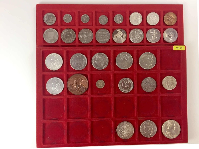 * Partie Münzen und Medaillen auf 3 Tablaren meist aus Silber. Dabei Schweiz mit...