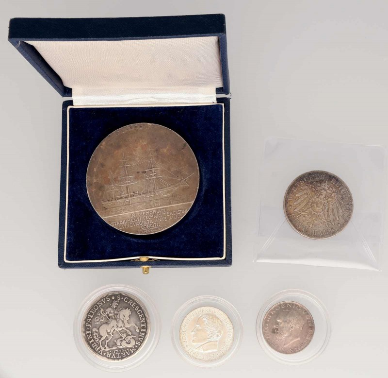 * 5 Silbermünzen Europa. Dabei Medaille 1907 von H. Schäfer, Wien auf den 50jähr...