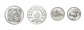 * 2 Silbermünzen China. Dabei 10 Yuan 1983 "Jahr des Schweins" in PP, sowie5 Unzen Silber Medaille 1985 Panda. Geprägt zur 4. Hong Kong International ...