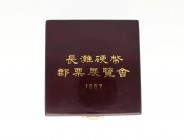 * Kleine Partie mit 10 x 5 Unzen Silber Panda in polierter Platte. Dabei: 1 x 50 Yuan 1987 mit Echtheitszertifikat, 1 x Silbermedaille Long Beach 1987...