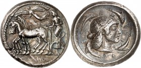 SICILE. SYRACUSE Règne de Gélon (485-479 avt. JC). Tétradrachme (17,35 g).
A/ Bige à gauche, couronné par une Niké.
R/ Tête d'Aréthuse à droite ento...