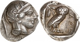 ATTIQUE. ATHENES (454-404 avt. JC). Tétradrachme (17,17 g).
A/ Tête casquée d'Athéna à droite ornée d'un fleuron et de feuilles d'olivier.
R/ Chouet...