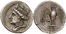 PONT-AMISOS (vers 350 avant J.C). Drachme d'argent (5,49 g).
A/ Tête tourelée de Tyché à gauche.
R/ Chouette de face, les ailes déployées, debout su...