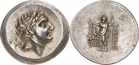 ROYAUME DE BITHYNIE. PRUSSIAS II (183-149 avt. JC). Tétradrachme (16,91 g).
A/ Tête imberbe de Prussias II.
R/ Zeus à demi nu couronnant le nom du R...