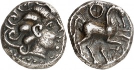 AEDUI (Région d'Autun) (Ier siècle avt. JC). Quinaire en argent (2,00 g).
A/ Profil à droite, la chevelure formée par quatre mèches qui se terminent ...