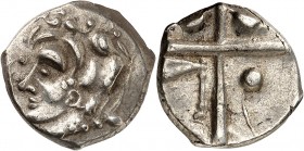 GAULE DU SUD (Aquitaine et Narbonnaise).(200-150 avt. JC).
Drachme à la croix style romanisée (3,58 g).
A/ Tête à gauche, la chevelure formée de gra...