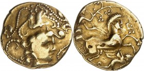VENETES (IIè siècle avt. JC). Statère au cheval marin en cimier (7,79 g).
A/ Tête à droite entourée de volutes perlées reliées à de petites têtes. Au...