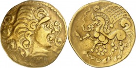 PARISII (Ouest parisien).(IIè siècle avt. JC). Statère d'or (7,23 g) .
A/ Buste à droite simplifié, la chevelure est constituée sur le devant de deux...