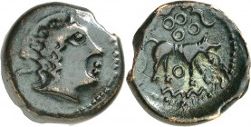 CARNUTES (Fin du 1er siècle avt. JC). Bronze (3,62 g).
A/ Tête grossièrement représentée à droite, les cheveux ébouriffés.
R/ Loup marchant à droite...