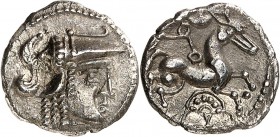 CENOMANS-CARNUTES (Début du 1er siècle avt.JC). Denier à la tête de Pallas (1,06g).
A/ Tête d'Athéna casquée à droite.
R/ Cheval à droite conduit pa...