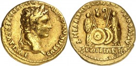 AUGUSTE (27 avt.JC-14 après). Aureus (7,95 g) Lyon (2 avt. JC-14 après JC).
A/ CAESAR AVGVSTVS DIVI F. PATER PATRIAE. Tête laurée d'Auguste à droite....