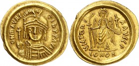 MAURICE TIBERE (582-602). Solidus (4,50 g) Ravenne Officine P-Prima
A/ DN MAVRI TIB PP AVG. Son buste de face tenant une croix.
R/ VICTORIA AVGG P/C...