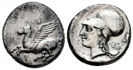 Corinthia. Estátera. 375-300 a.C. (Calciati-402?). Anv.: Pegaso volando a izquierda, debajo Q. Rev.: Cabeza con casco de Atenea a la izquierda. Ag. 8,...