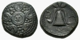 Macedonia. Interregno. AE 16. 286-277 a.C. (Price-398). Anv.: Escudo de Macedonia. Rev.: Casco macedonio, a los lados B-A. Ae. 4,70 g. MBC+. Est...30,...