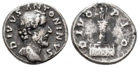 Antonino Pío. Denario. 162 d.C. Roma. (Spink-5195). (Ric-439). (Seaby-353a). Rev.: DIVO PIO. Columna surmontada por estatua de Antonino Pío. Ag. 3,22 ...