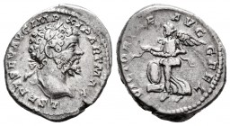 Septimio Severo. Denario. 199 d.C. Roma. (Spink-6381). (Ric-144b). Rev.: VICTORIAE AVGG FEL. Victoria en vuelo a izquierda, con guirnalda y escudo. Ag...