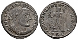 Constantino I. Follis. 312-313 d.C. Tesalónica. (Spink-15972). Rev.: IOVI CONSERVATORI AVGG NN. Júpiter sosteniendo a Victoria con globo y con lanza, ...