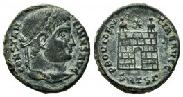 Constantino I. Follis. 326-328 d.C. Thessalonica. (Ric-153). Anv.: CONSTANTINVS AVG. Cabeza laureada a derecha. Rev.: PROVIDENTIAE CAESS. Puerta de ca...