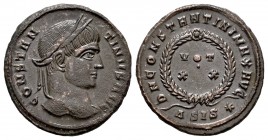 Constantino I. Centenional. 320-321 d.C. Siscia. (Spink-16219). (Ric-159). Rev.: DN CONSTANTINI MAX AVG y en laurea VOT / XX. En exergo A SIS *. Ag. 2...