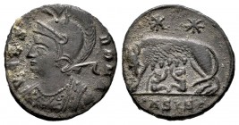 Constantino I. Follis. 334-335 d.C. Siscia. (Ric-240). Anv.: VRBS ROMA, Busto de Roma a la izquierda con manto imperial y cetro. Rev.: Loba a izquierd...