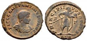 Constantino II. Follis. 317-318 d.C. Treveri. (Ric-174). Anv.: FL CL CONSTANTINVS IVN N C. Busto descubierto con coraza a derecha. Rev.: PRINCIPI IVVE...
