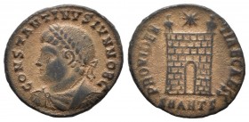 Constantino II. Centenional. 325-326 d.C. Antioquía. (Spink-17255). Rev.: PROVIDENTIAE CAESS, en exergo S N ANT B. Entrada de campamento con dos torre...