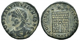 Constantino II. Follis. 325-326 d.C. Antioquía. (Ric-65). Anv.: CONSTANTINVS IVN NOB C. Busto laureado con coraza a izquierda. Rev.: PROVIDENTIAE CAES...