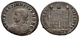 Constantino II. Centenional. 325-326 d.C. Antioquía. (Spink-17656). (Ric-66). Rev.: PROVIDENTIAE CAES. Puerta del campamento con dos torres, arriba es...