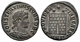Constantino II. Centenional. 325-326 d.C. Nicomedia. (Spink-17648). Rev.: PROVIDENTIAE CAES·. Puerta del campamento con dos torres, arriba estrella; e...